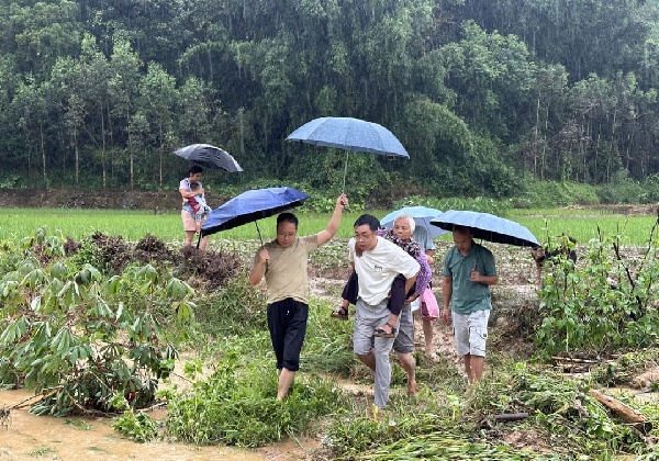 迳头镇驻村干部到湖洋村转移汛期受灾群众.jpg
